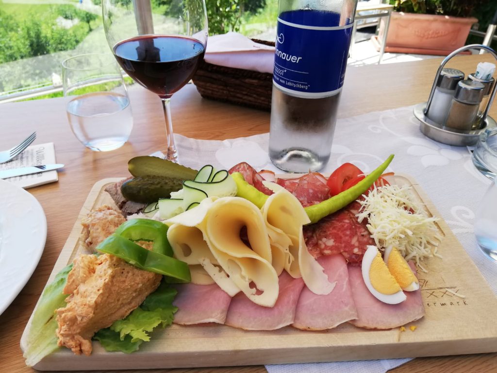 Gamlitz im Rollstuhl – Blick vom Tinnauer Buschenschank