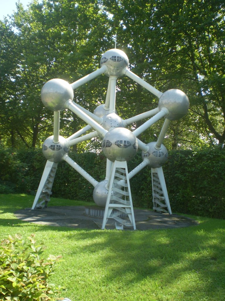 Modell des Atomiums in einem Park in Klagenfurt